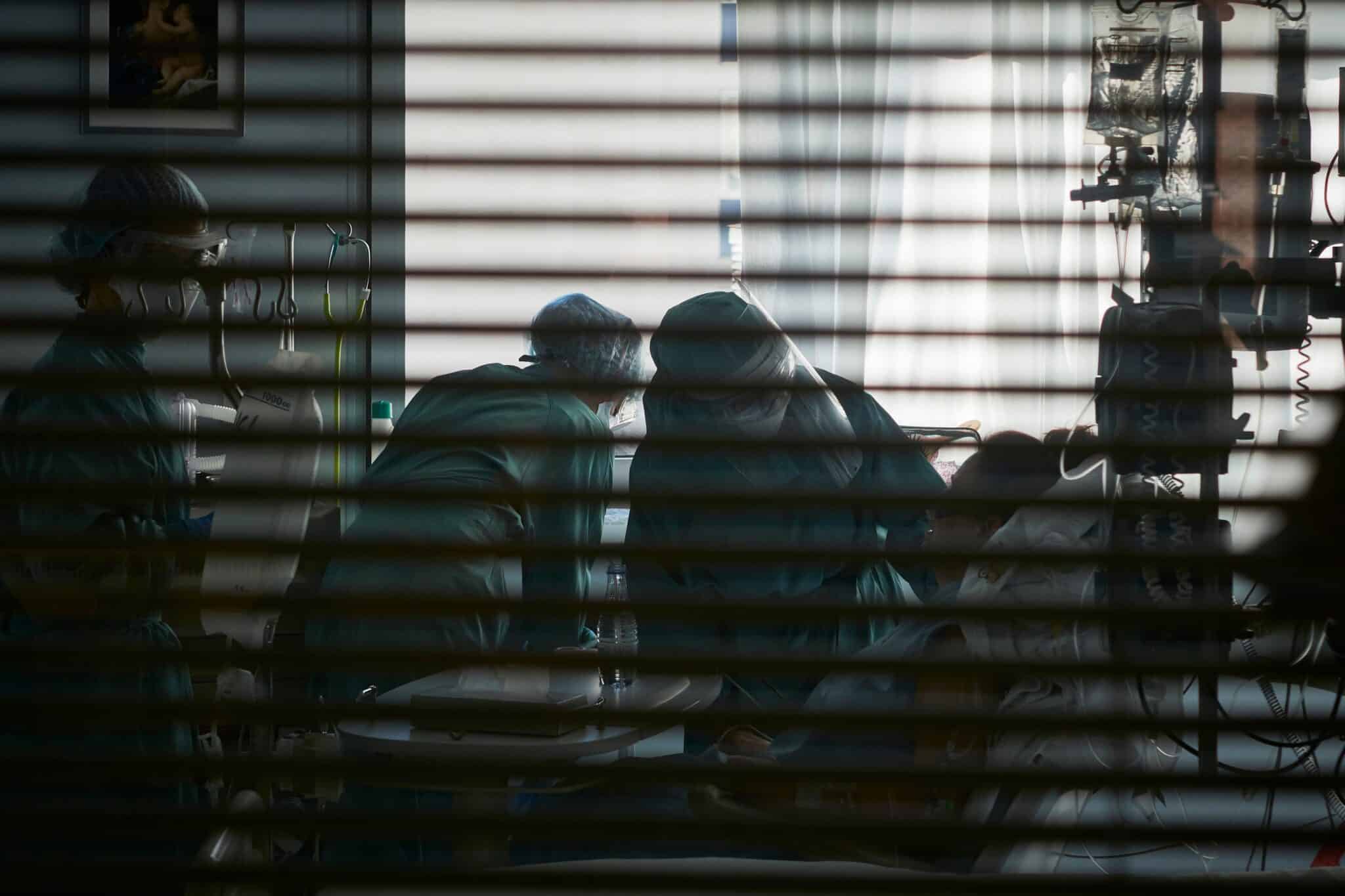 Dos trabajadores sanitarios en la UCI del Hospital de Navarra.