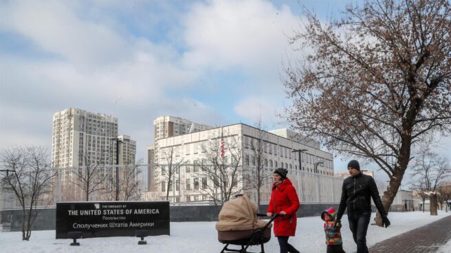 Una familia pasea cerca de la embajada norteamericana en Kiev (Ucrania). Una familia pasea cerca de la embajada norteamericana en Kiev (Ucrania).