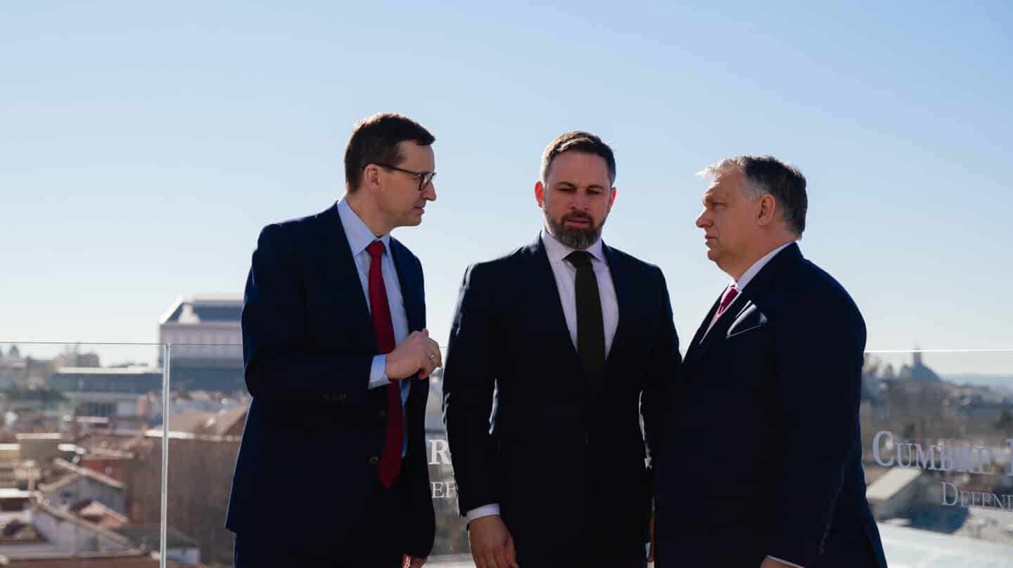 El presidente de Vox, Santiago Abascal, conversa con el primer ministro polaco Mateusz Morawiecki (i) y el húngaro Viktor Orban (d), en Madrid.