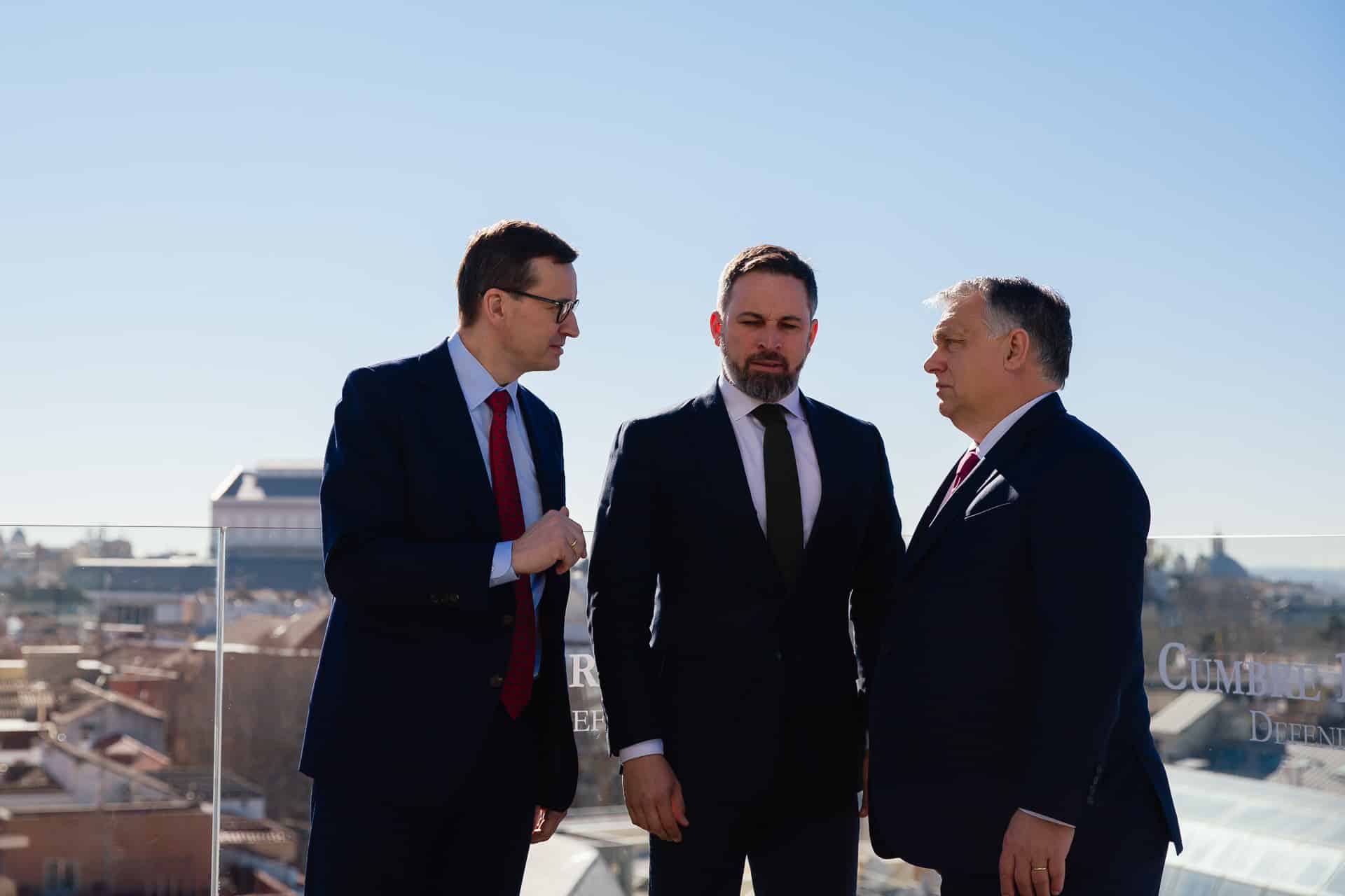 El presidente de Vox, Santiago Abascal, conversa con el primer ministro polaco Mateusz Morawiecki (i) y el húngaro Viktor Orban (d), en Madrid.