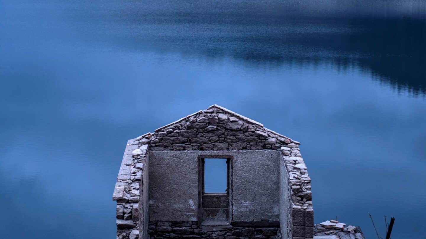 Una vivienda en ruinas del antiguo pueblo de Aceredo, en el embalse de Lindoso, cuyas edificaciones quedaron anegadas el 8 de enero de 1992 y han vuelto a emerger.