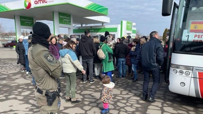 Un segundo convoy con ciudadanos españoles y la embajadora en Ucrania cruza la frontera con Polonia