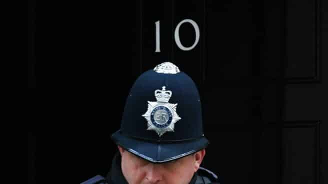 Un agente de Scotland Yard, junto a Downing Street