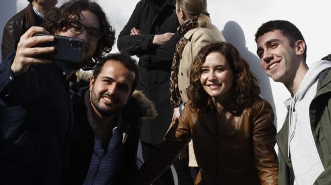 España vs. Rumanía La presidenta Isabel Díaz Ayuso se fotografía con aficionados al rugby durante el encuentro España-Rumanía.