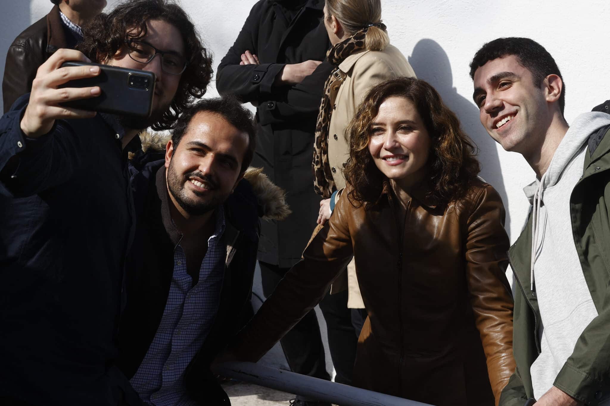 La presidenta Isabel Díaz Ayuso se fotografía con aficionados al rugby durante el encuentro España-Rumanía.