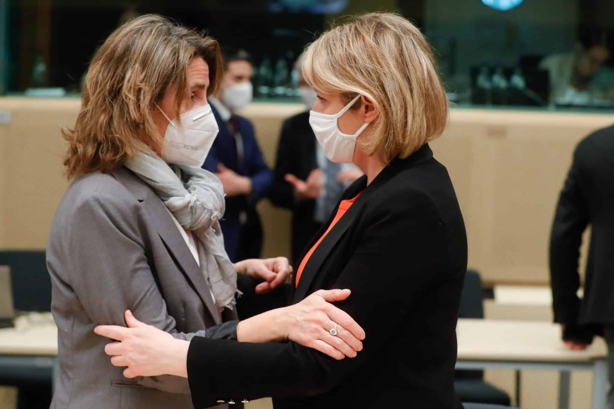 La ministra de energía, Teresa Ribera, junto a ala ministra francesa de Transición Ecológica Bárbara Pompili, en la cumbre europea celebrada hoy.