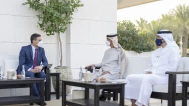 El encuentro al aire libre de Sánchez con el heredero de Abu Dabi, el anfitrión del emérito