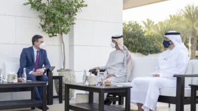 El encuentro al aire libre de Sánchez con el heredero de Abu Dabi, el anfitrión del emérito