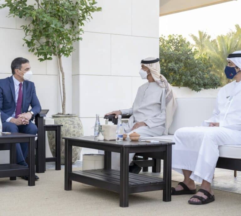 El encuentro al aire libre de Sánchez con el heredero de Abu Dabi, el anfitrión del emérito