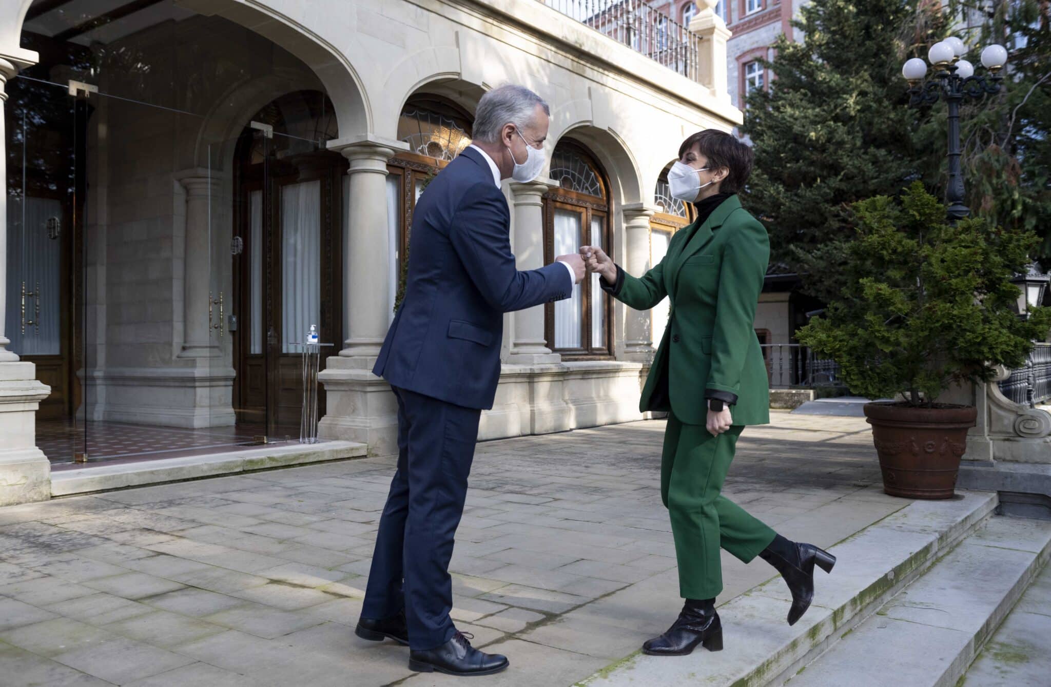 El lehendakari Iñigo Urkullu recibe en Ajuria Enea a la ministra de Política Territorial, Isabel Rodríguez.