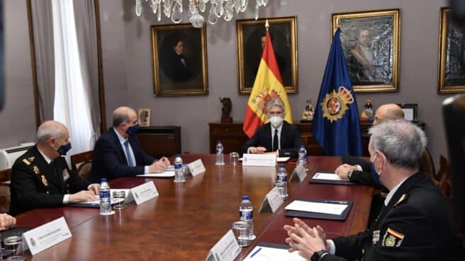 El ministro Grande-Marlaska, reunido este lunes con el director general de la Policía y varios mandos.