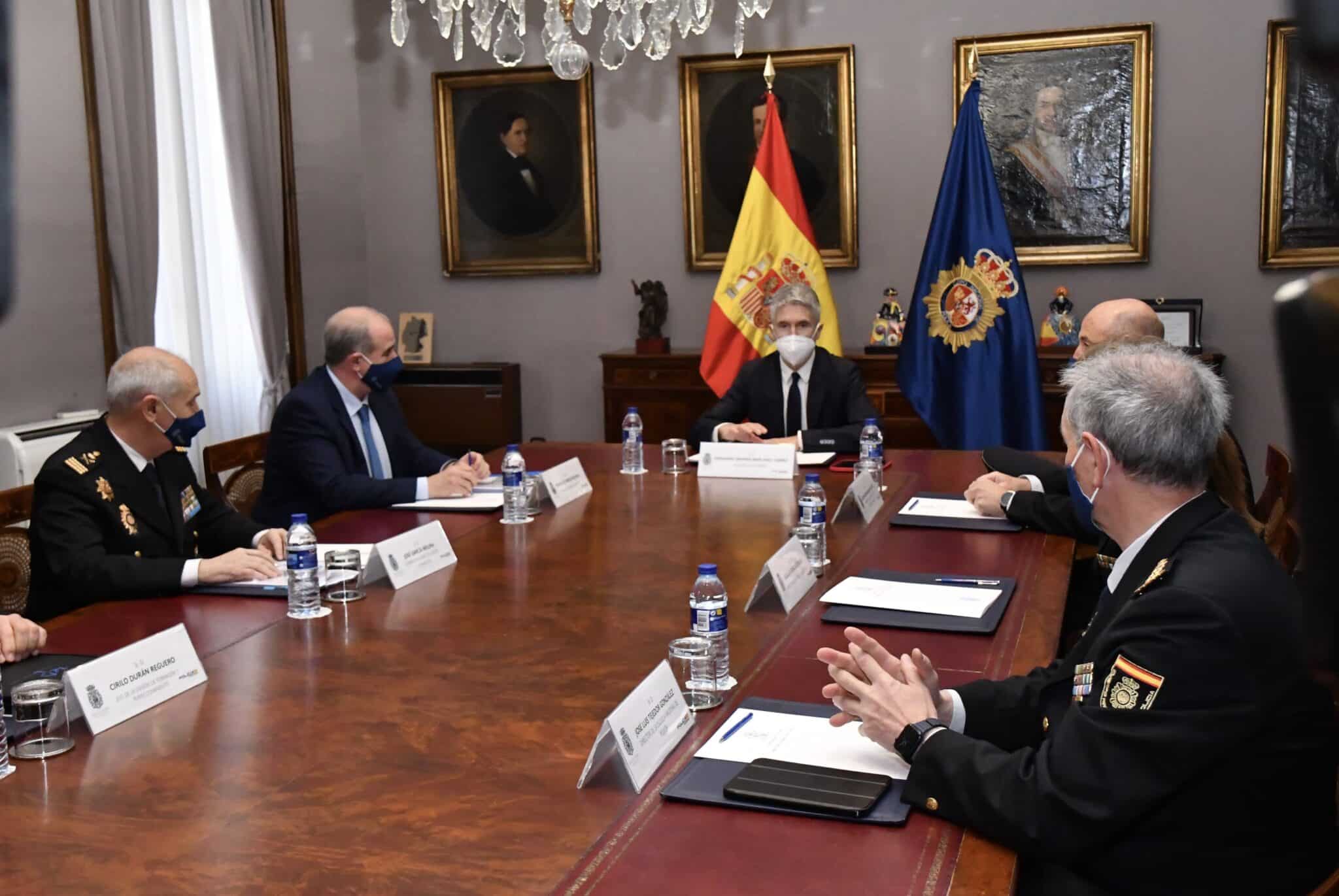 El ministro Grande-Marlaska, reunido este lunes con el director general de la Policía y varios mandos.