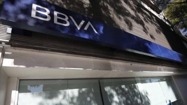 Empresas españolas en México en alerta ante confusa "pausa" Vista general de la fachada de una sucursal del banco español BBVA