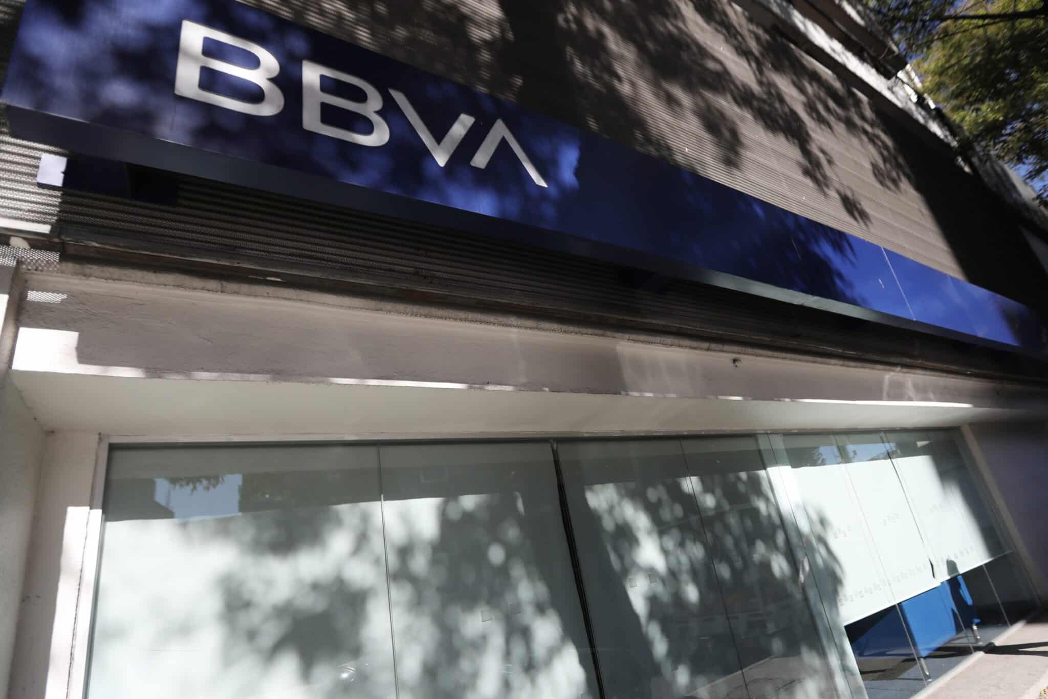 Vista general de la fachada de una sucursal del banco español BBVA