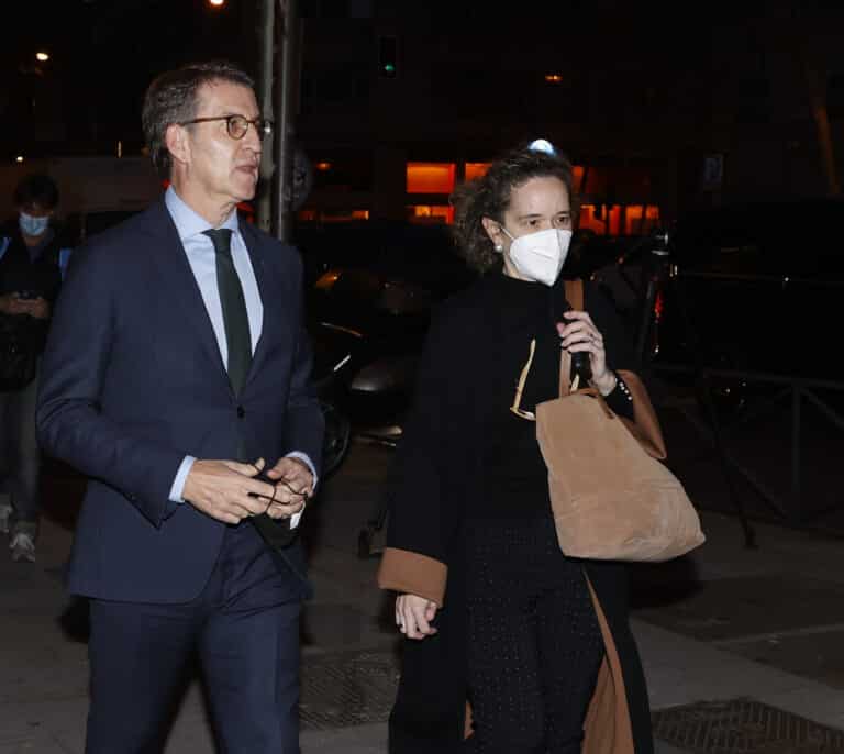 Casado se reúne con Feijóo en privado para marcar la agenda de su salida