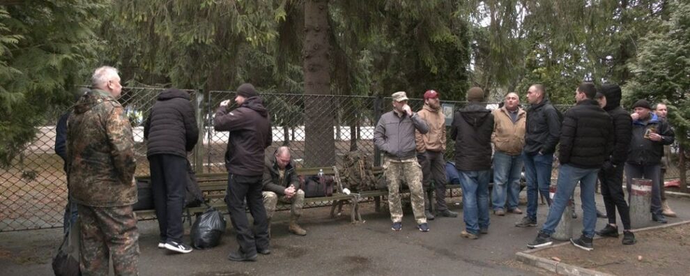 Voluntarios se suman al ejército en la ciudad de Lutsk.