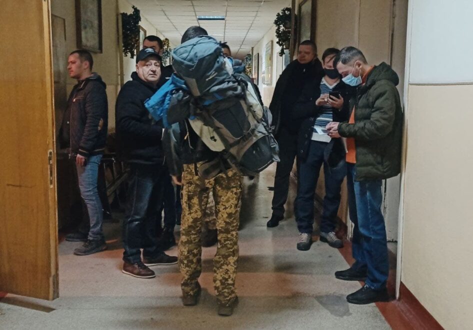 Voluntarios se suman al ejército en la ciudad de Lutsk.