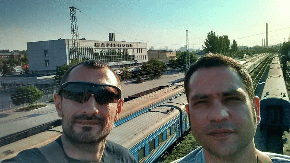 Juan junto a un amigo en la ciudad de Mariupol.