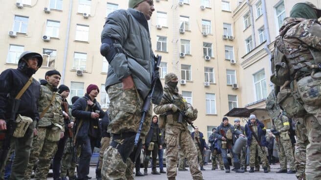 Rusia y Ucrania se emplazan a seguir negociando tras su primera toma de contacto Voluntarios de la Defensa Territorial ucraniana en la ciudad de Járkov.