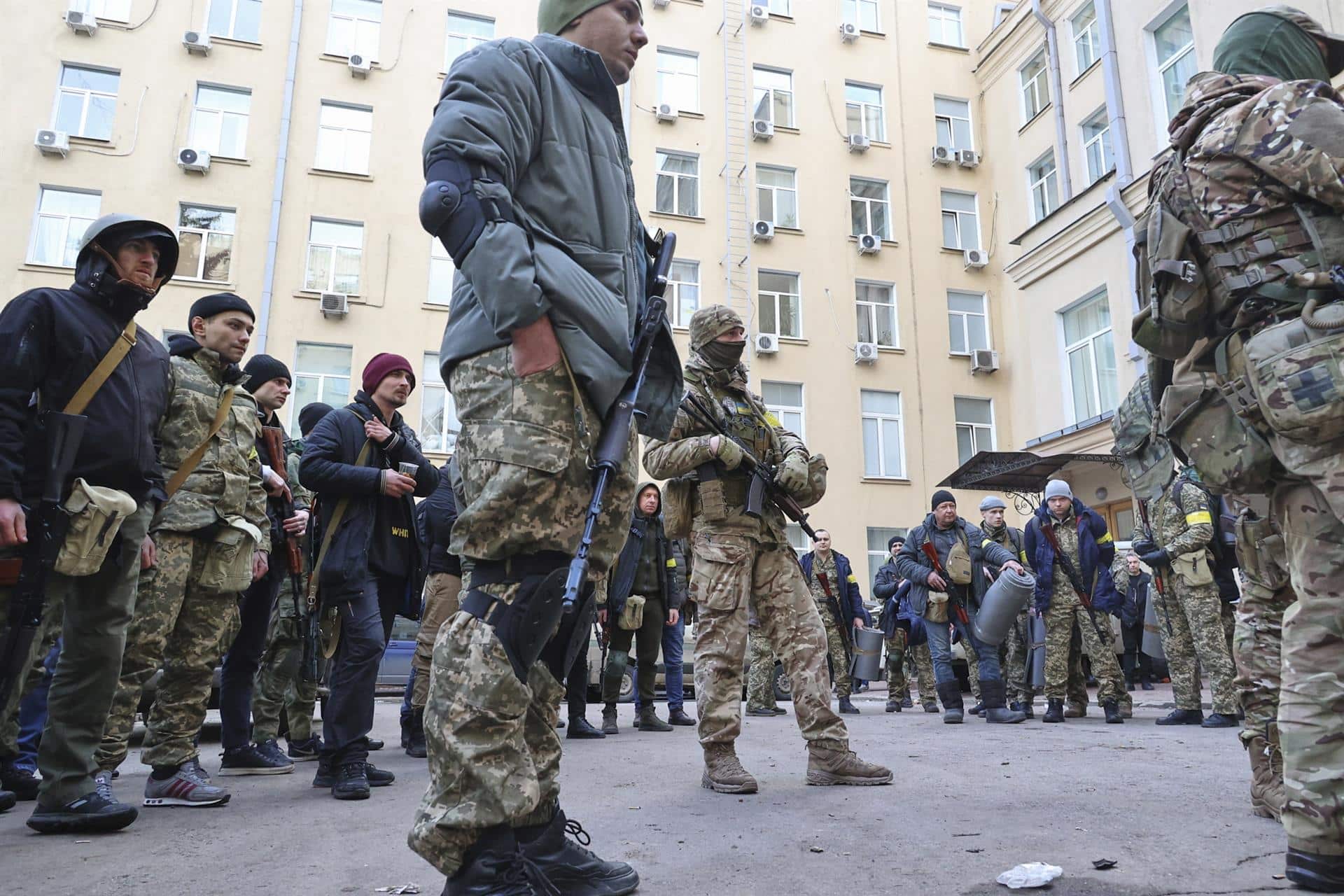 Voluntarios de la Defensa Territorial ucraniana en la ciudad de Járkov.