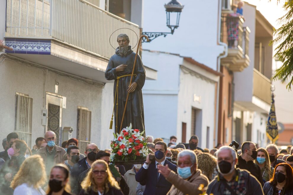 Procesión en Alhaurín de la Torre sacando al santo para pedir a San Francisco de Paula que llueva.