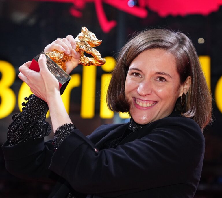 Carla Simón gana el Oso de Oro en la Berlinale con la película 'Alcarràs'