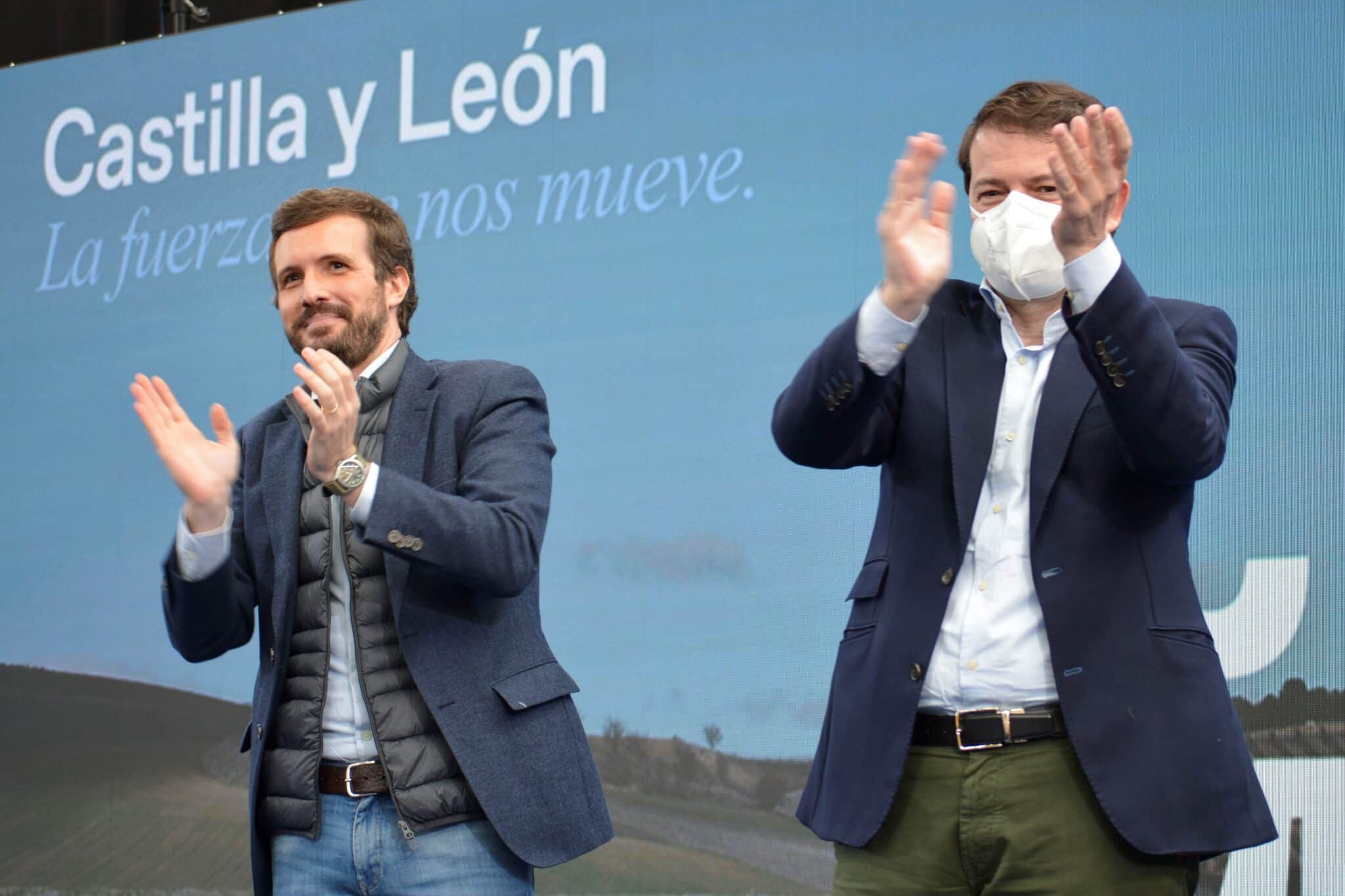 El presidente de PP, Pablo Casado (i) y el candidato a la presidencia de la Junta de Castilla y León, Alfonso Fernández Mañueco (d) participa este domingo en Palencia en un mitin electoral.