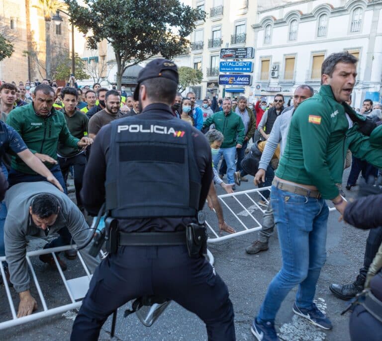Agricultores reciben a Pedro Sánchez entre insultos y abucheos a su llegada a Don Benito