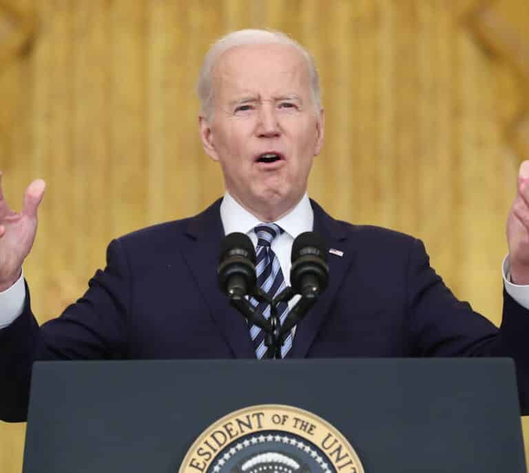 Biden llama a Putin "paria" y "agresor" y descarta una intervención militar