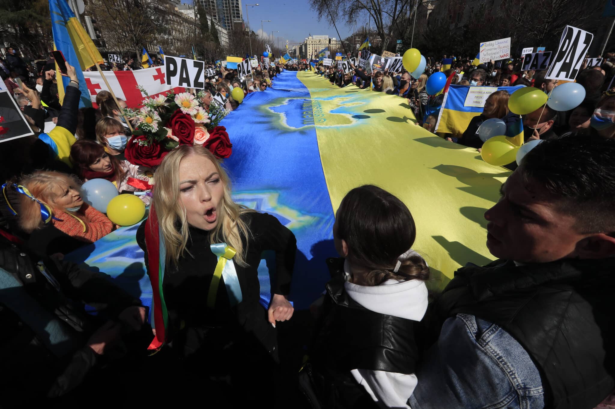 Miles de personas se manifiestan en España contra Putin y en apoyo a Ucrania