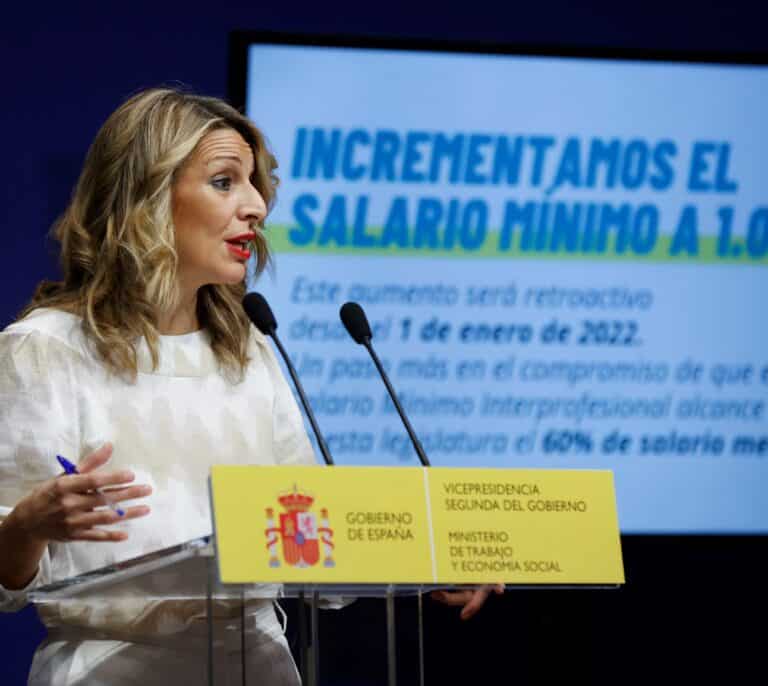 El Gobierno acuerda con los sindicatos subir el SMI 35 euros al mes, hasta los 1.000 euros