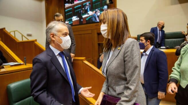 El lehendakari Iñigo Urkullu conversa con la consejera Idoia Mendia en el Parlamento Vasco, El lehendakari Urkullu junto a la consejera de Empleo, Idoia Mendia.