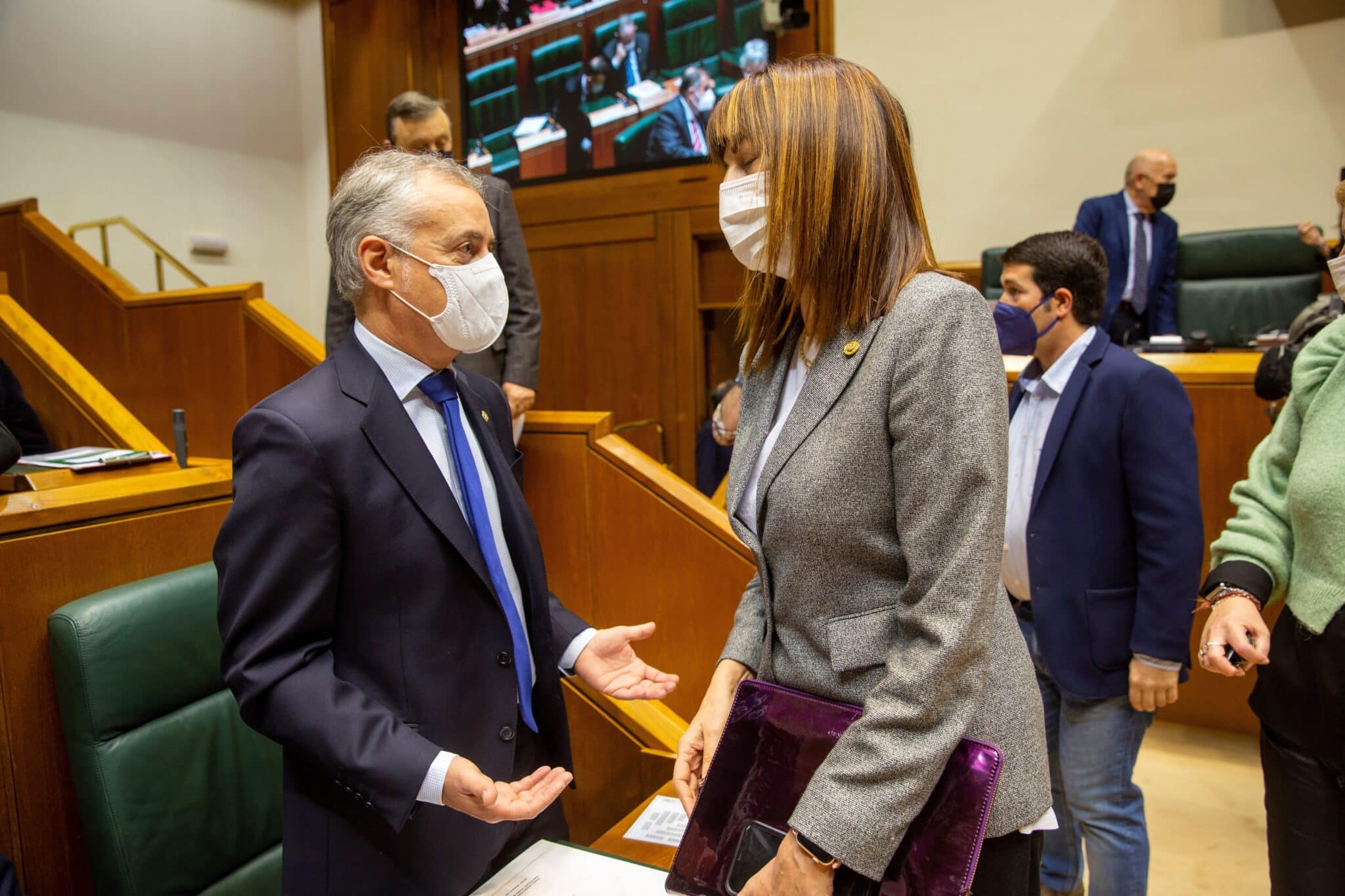 El lehendakari Urkullu junto a la consejera de Empleo, Idoia Mendia.