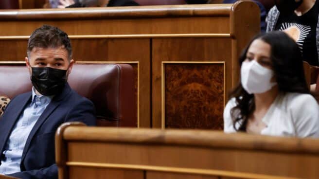 La líder de Ciudadanos, Inés Arrimadas (d) y el portavoz de ERC, Gabriel Rufián (i).