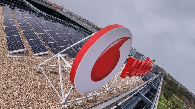 Logo de Vodafone en el edificio de Madrid (España)