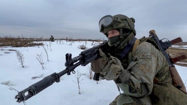 Putin supervisa las maniobras de las tropas rusas en Bielorrusia Un soldado ruso espera la señal de ataque en la franja de Donbass
