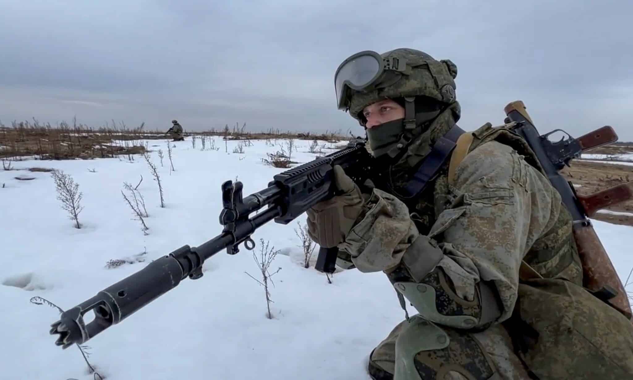 Un soldado ruso espera la señal de ataque en la franja de Donbass