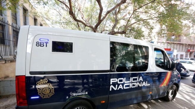 Ingresa en un centro de menores el joven que mató a sus padres y hermano Un furgón policial lleva a un centro de menores al presunto homicida de 15 años que mató a su familia en Elche