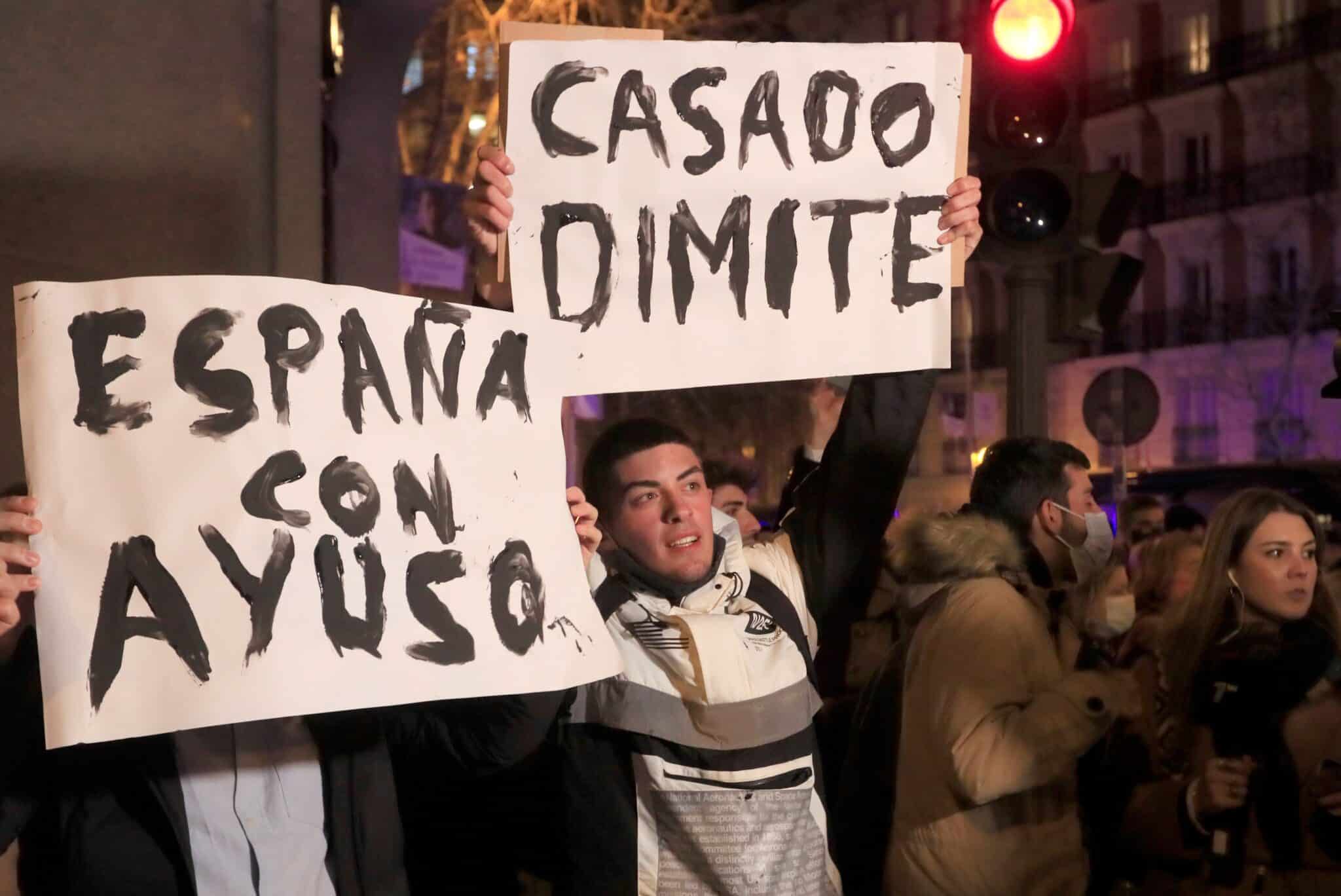 Protestas en la sede de Génova.