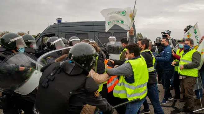 La Guardia Civil carga contra los agricultores en Sevilla