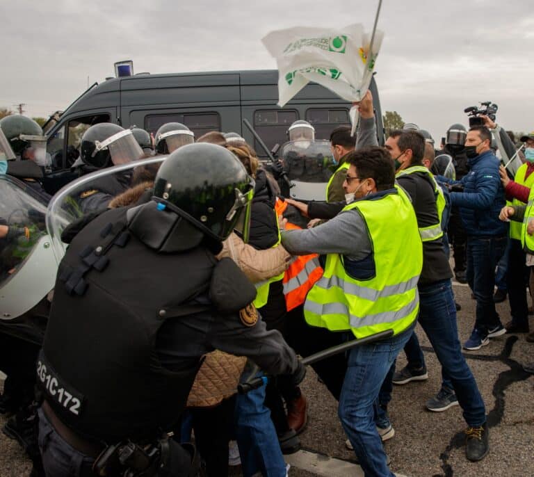 La Guardia Civil carga contra los agricultores en Sevilla