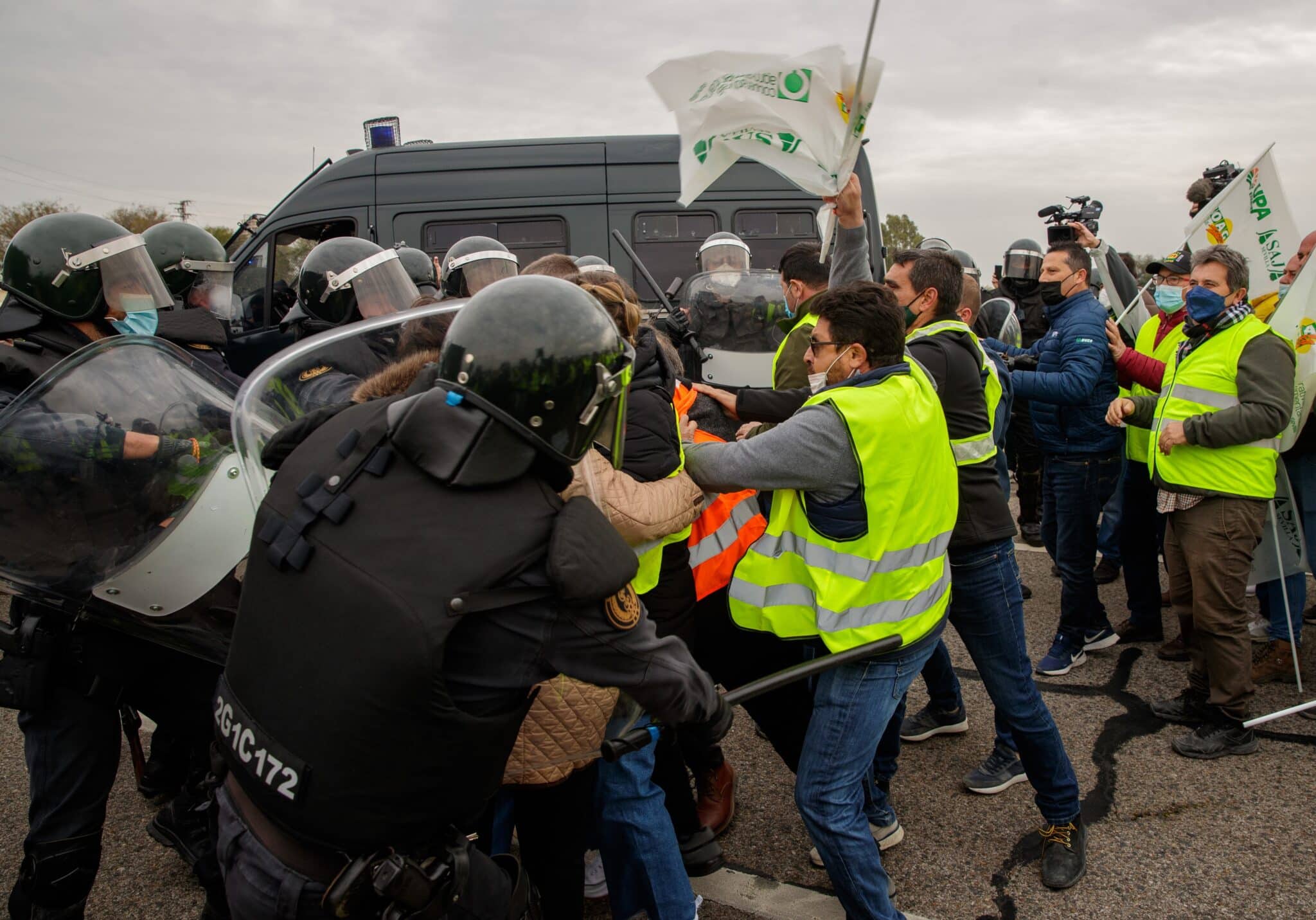 Un grupo de agricultores se enfrentan a los agentes de la Guardia Civil para acceder a la autopista AP-7 entre Sevilla y Cádiz