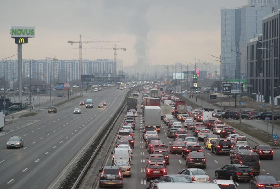 Atasco a la salida de la ciudad de Kiev tras los bombardeos rusos.