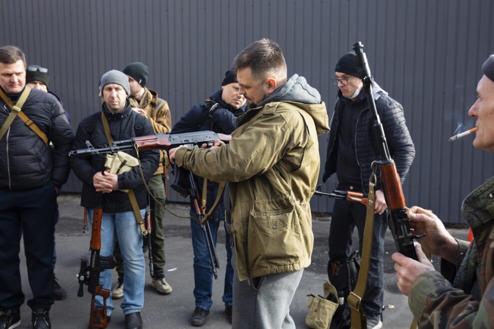 Voluntarios de las fuerzas de defensa territorial reciben armas y munición este viernes en Kiev.