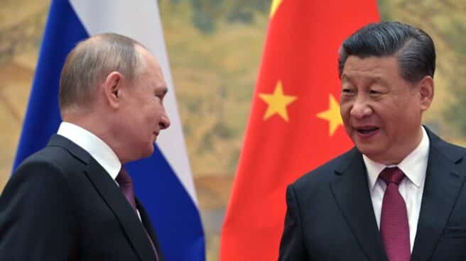 El presidente ruso, Vladimir Putin (izq.), y el presidente chino, Xi Jinping (der.), se reúnen en Beijing, China