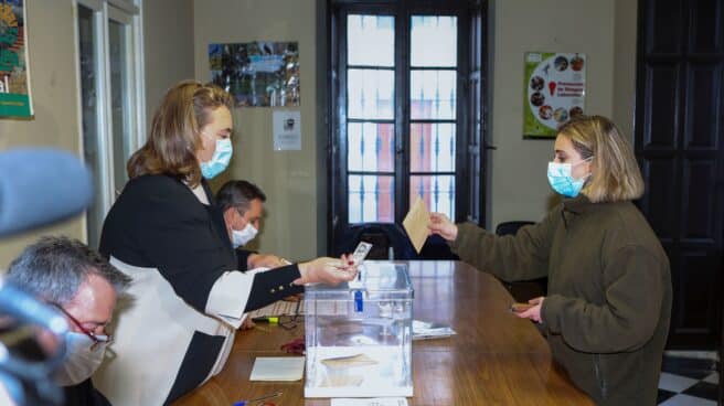 Consulta para la fusión de los municipios de Don Benito y Villanueva de la Serena La consulta popular para la fusión de los municipios pacenses de Don Benito y Villanueva de la Serena (Badajoz) ha comenzado a las nueve de esta mañana con la apertura prevista de 27 colegios electorales y para la que están llamados a participar algo más de 50.000 habitantes en su conjunto.