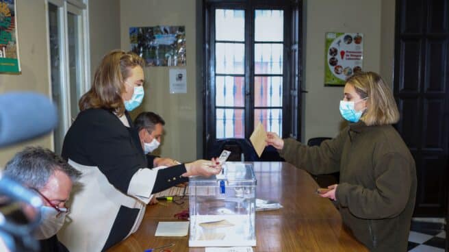 La consulta popular para la fusión de los municipios pacenses de Don Benito y Villanueva de la Serena (Badajoz) ha comenzado a las nueve de esta mañana con la apertura prevista de 27 colegios electorales y para la que están llamados a participar algo más de 50.000 habitantes en su conjunto.