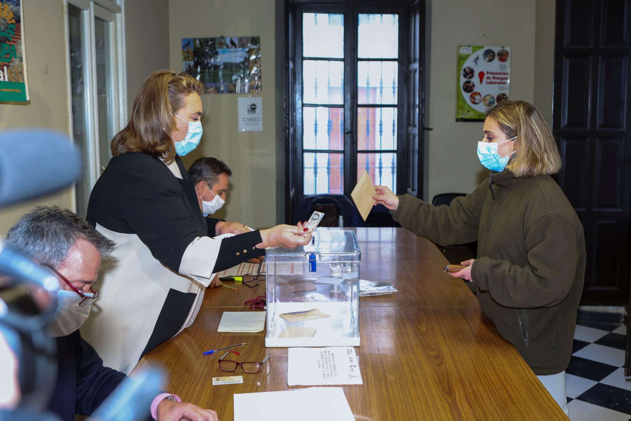 La consulta popular para la fusión de los municipios pacenses de Don Benito y Villanueva de la Serena (Badajoz) ha comenzado a las nueve de esta mañana con la apertura prevista de 27 colegios electorales y para la que están llamados a participar algo más de 50.000 habitantes en su conjunto.