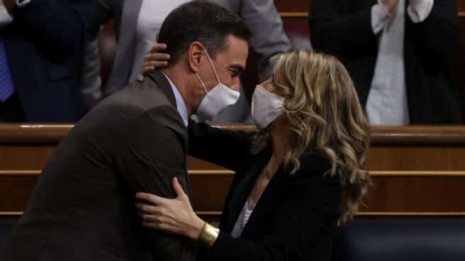 Sánchez y Díaz se felicitan en el Congreso. Sánchez y Díaz se felicitan en el Congreso.