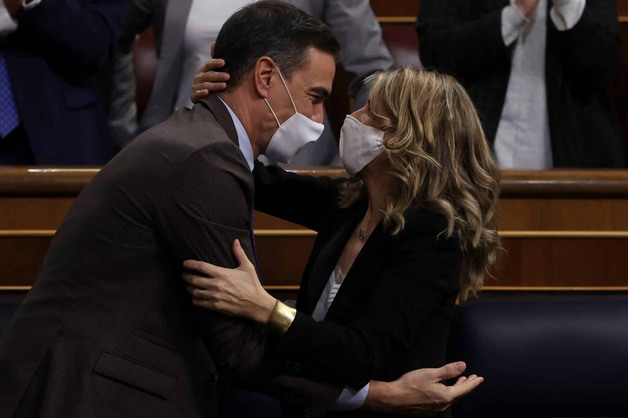 Sánchez y Díaz se felicitan en el Congreso.